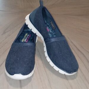 Navy Skechers, loafer style sneaker sz 9